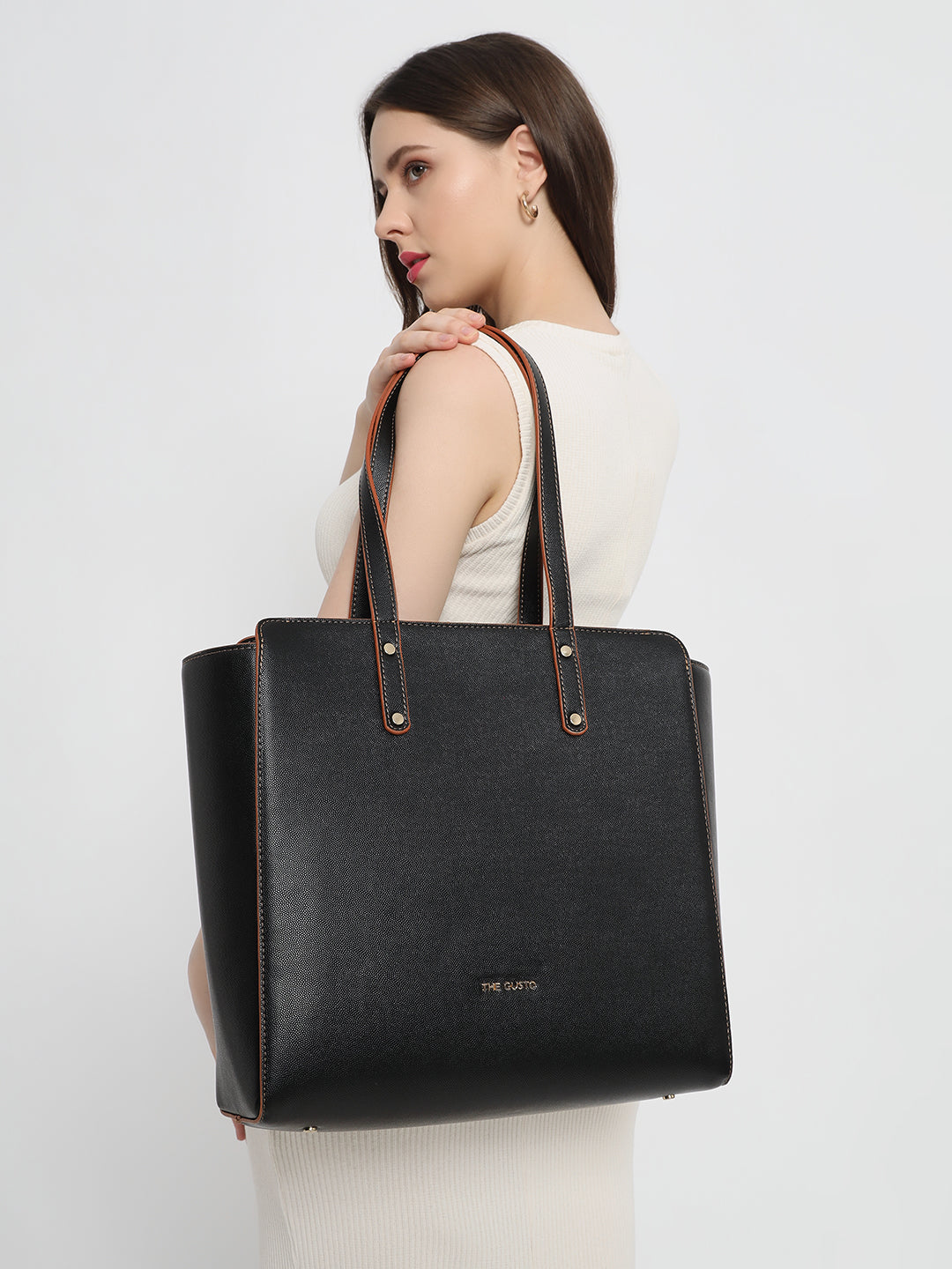 Beyond+ Tote with Zipper Black (Grained Finish)