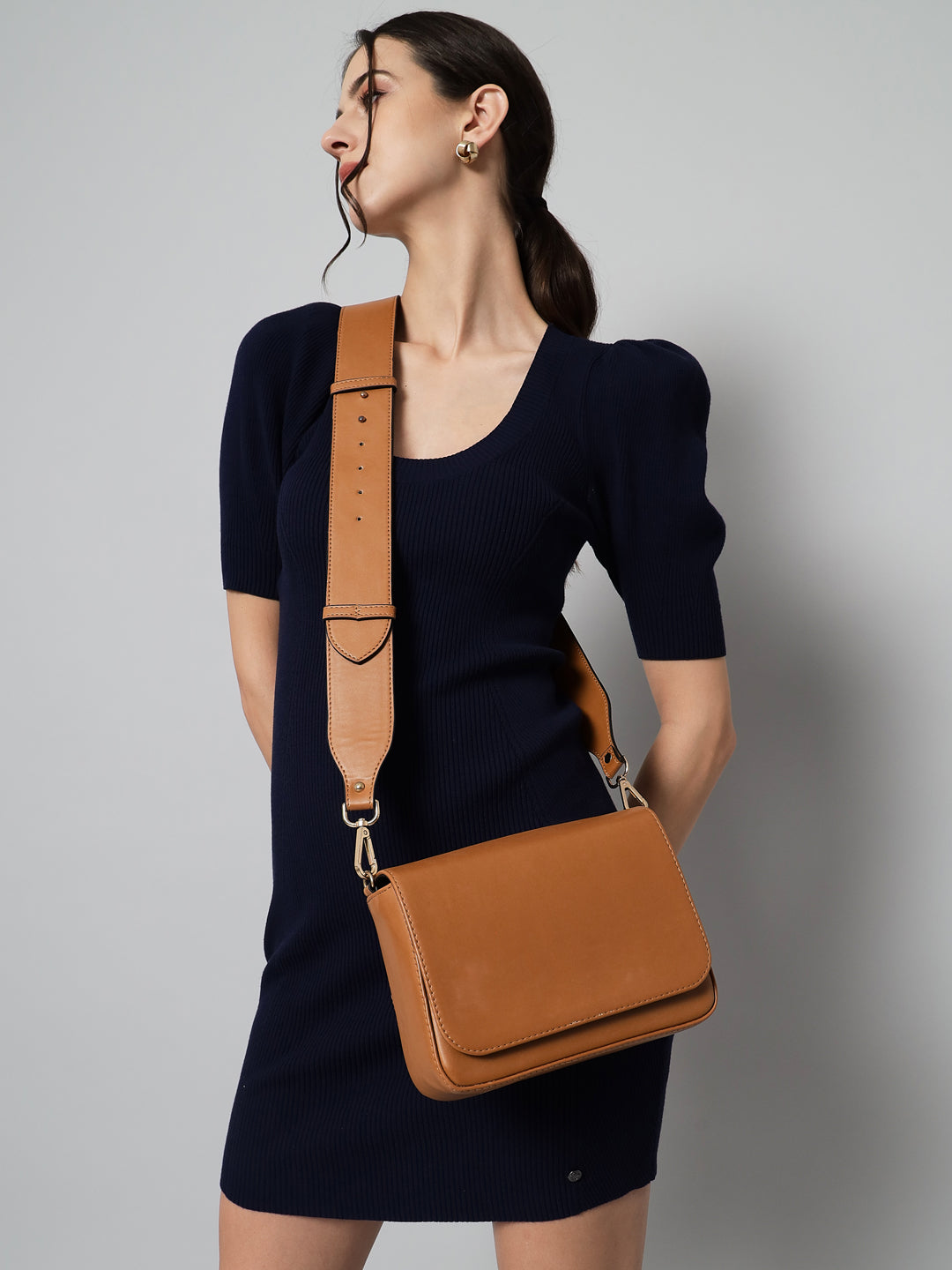 Buy Pulse Sling bag Online-Black The Gusto